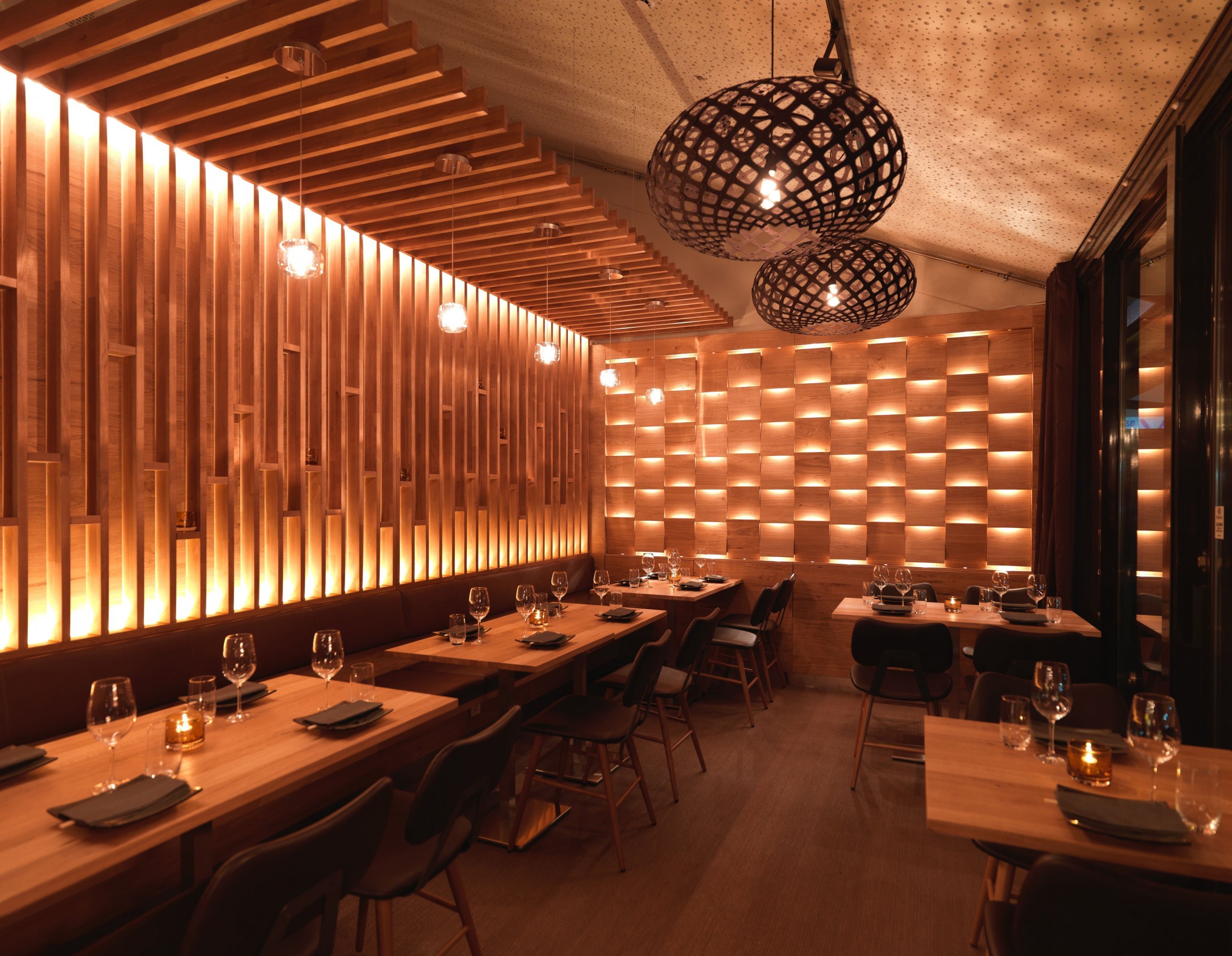 Restaurace Hinoki vítá návštěvníky příjemným moderním interiérem s důrazem na použití přírodních materiálů. Hlavní roli zde hraje světlo, které díky…