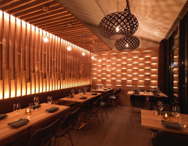 Sushi bar, který si hraje se světlem