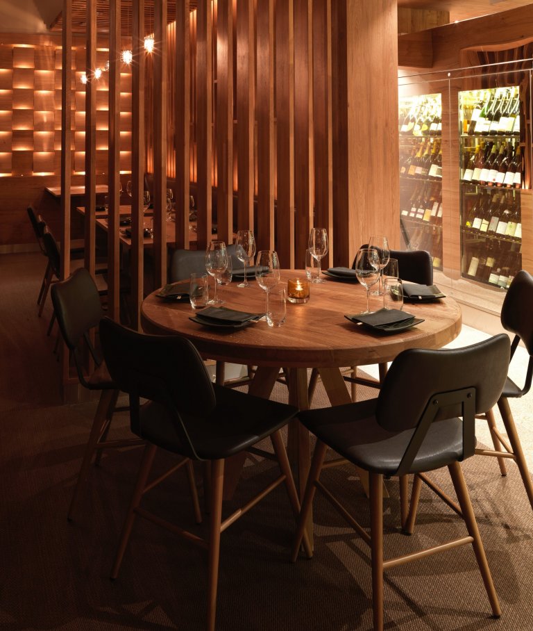 Restaurace Hinoki vítá návštěvníky příjemným moderním interiérem s&nbsp;důrazem na použití přírodních materiálů. Hlavní roli zde hraje světlo, které díky…