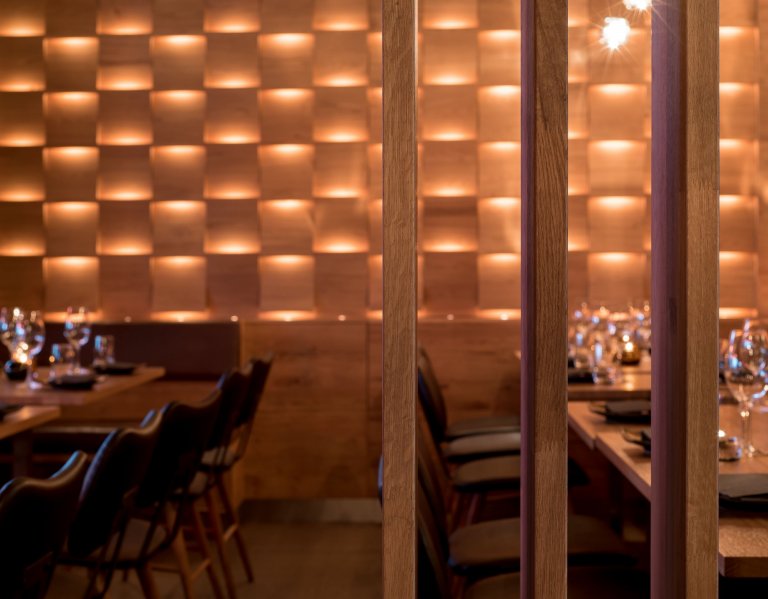 Restaurace Hinoki vítá návštěvníky příjemným moderním interiérem s&nbsp;důrazem na použití přírodních materiálů. Hlavní roli zde hraje světlo, které díky…