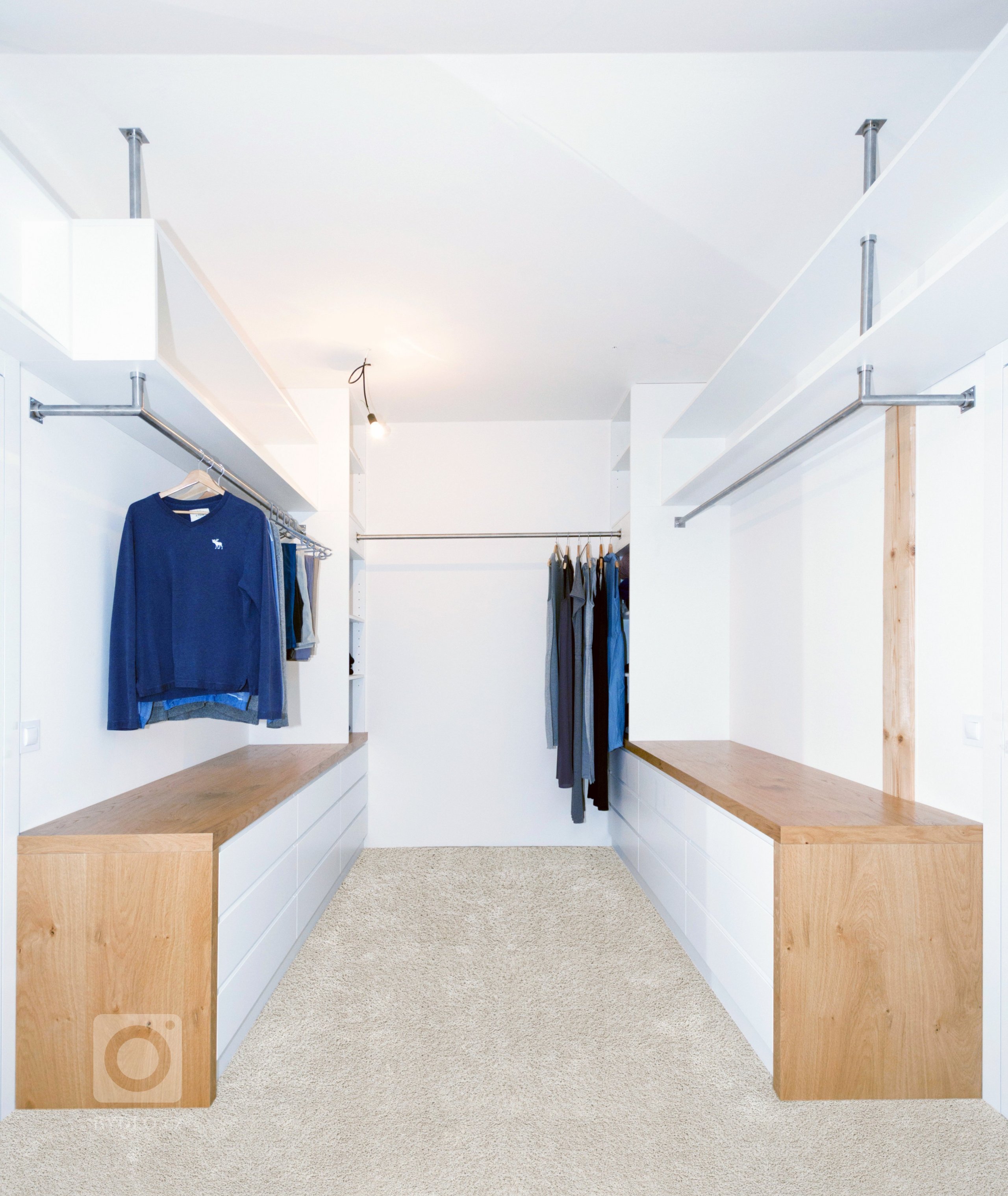 Šatna v&nbsp;podkrovním bytě se nachází mezi dvěma ložnicemi, které propojuje. Světlý pokoj poskytuje mnoho místa na ukládání oblečení a doplňků. Důraz při…