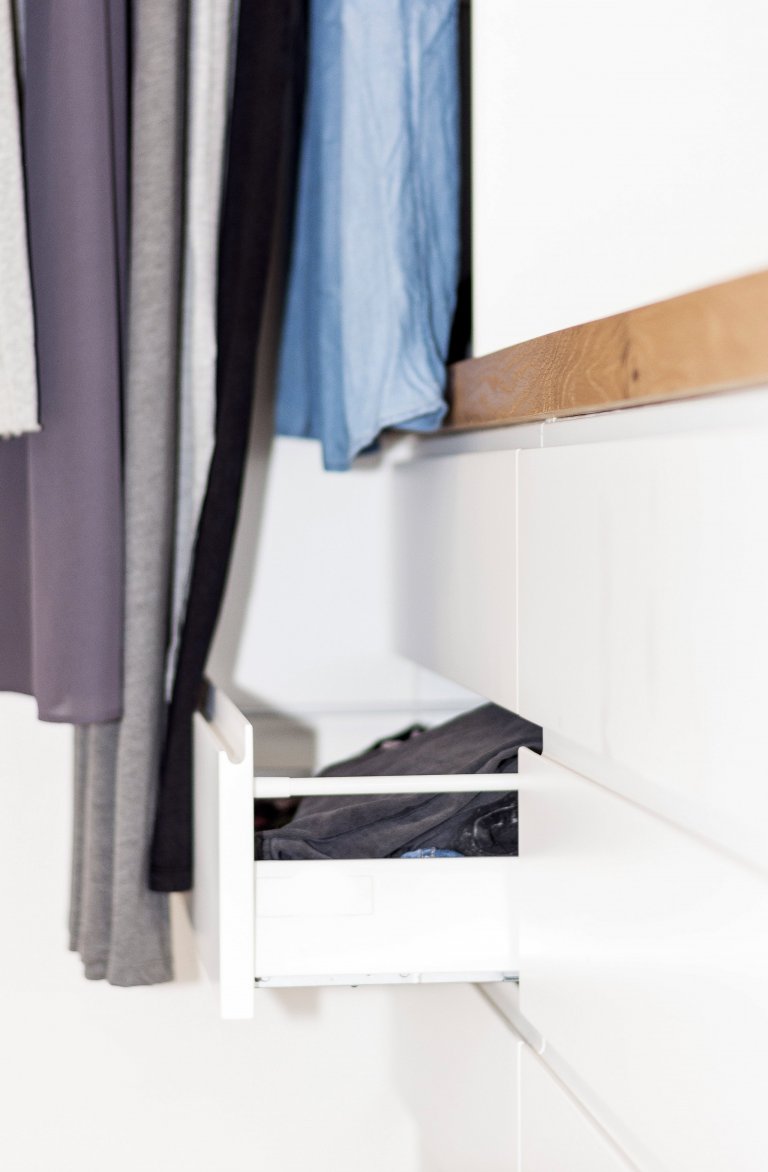 Šatna v&nbsp;podkrovním bytě se nachází mezi dvěma ložnicemi, které propojuje. Světlý pokoj poskytuje mnoho místa na ukládání oblečení a doplňků. Důraz při…