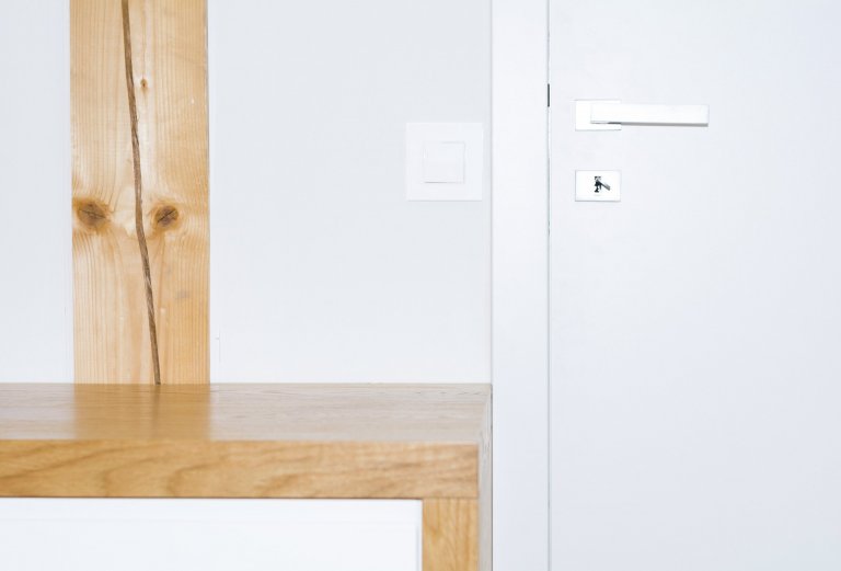 Šatna v&nbsp;podkrovním bytě se nachází mezi dvěma ložnicemi, které propojuje. Světlý pokoj poskytuje mnoho místa na ukládání oblečení a doplňků. Důraz při…