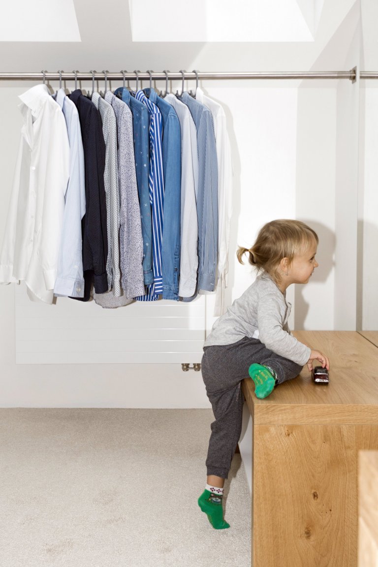 Šatna v&nbsp;podkrovním bytě se nachází mezi dvěma ložnicemi, které propojuje. Světlý pokoj poskytuje mnoho místa na ukládání oblečení a doplňků. Důraz při…