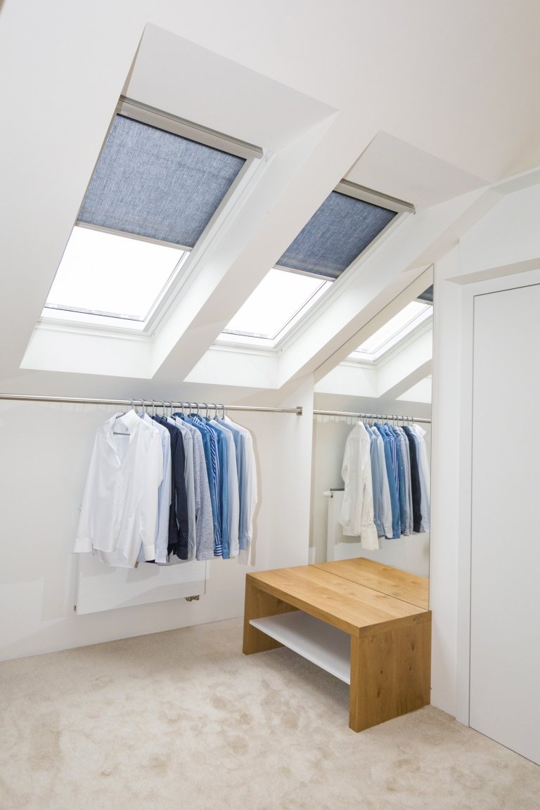 Šatna v&nbsp;podkrovním bytě se nachází mezi dvěma ložnicemi, které propojuje. Světlý pokoj poskytuje mnoho místa na ukládání oblečení a doplňků. Důraz při…