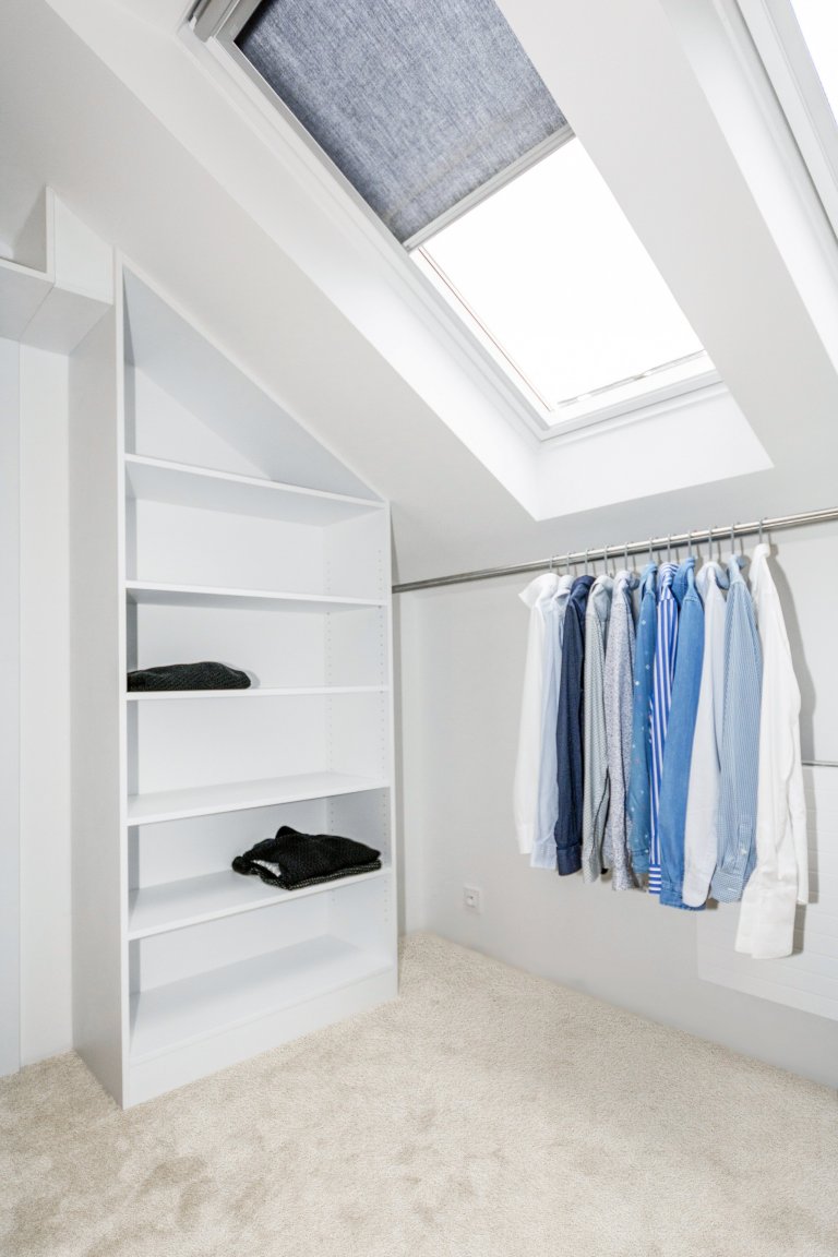 Šatna v&nbsp;podkrovním bytě se nachází mezi dvěma ložnicemi, které propojuje. Světlý pokoj poskytuje mnoho místa na ukládání oblečení a doplňků. Důraz při…