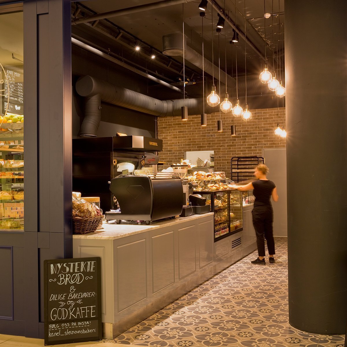 Kavárna Kanel se nachází v nákupním centru, od něhož ji odděluje na míru vyráběná tmavě modrá stěna s okny imitující klasickou venkovní fasádu. Bistro je…