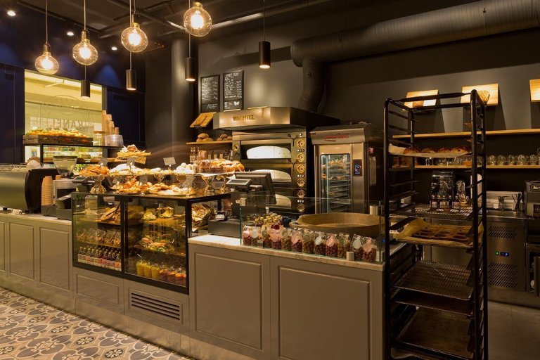 Kavárna Kanel se nachází v nákupním centru, od něhož ji odděluje na míru vyráběná tmavě modrá stěna s okny imitující klasickou venkovní fasádu. Bistro je…