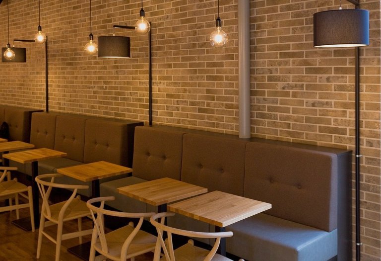 Kavárna Kanel se nachází v nákupním centru, od něhož ji odděluje na míru vyráběná tmavě modrá stěna s okny imitující klasickou venkovní fasádu. Bistro je…