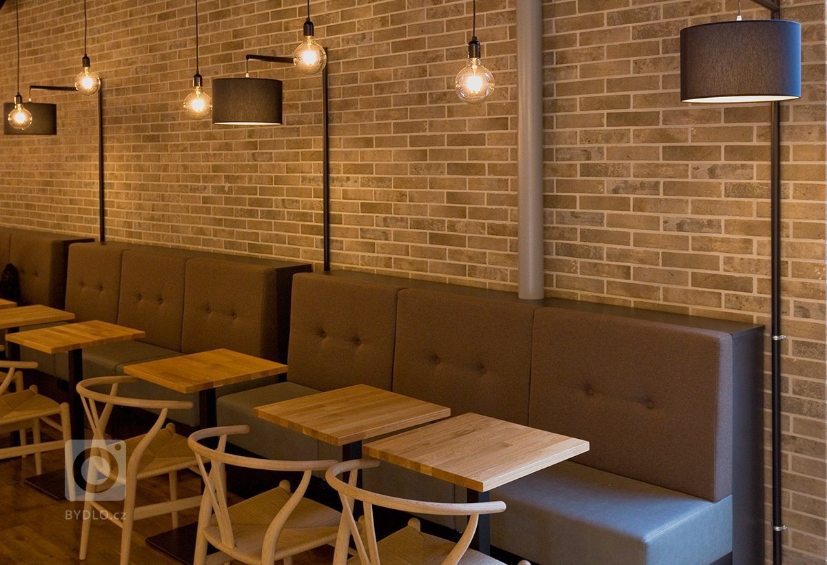 Kavárna Kanel se nachází v nákupním centru, od něhož ji odděluje na míru vyráběná tmavě modrá stěna s okny imitující klasickou venkovní fasádu. Bistro je…