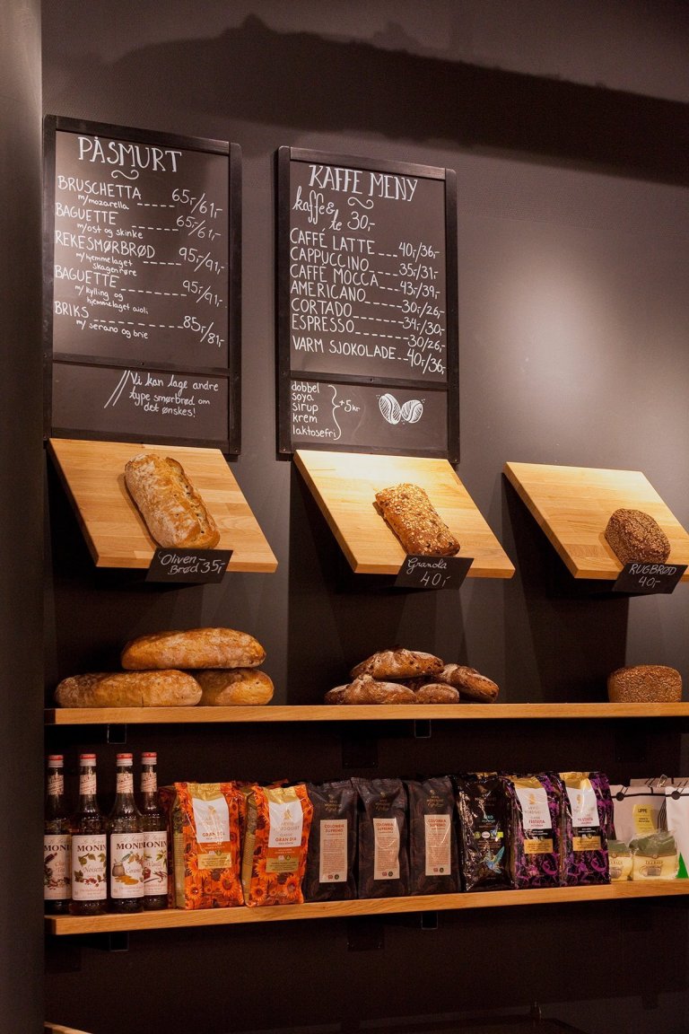 Kavárna Kanel se nachází v nákupním centru, od něhož ji odděluje na míru vyráběná tmavě modrá stěna s okny imitující klasickou venkovní fasádu. Bistro je…