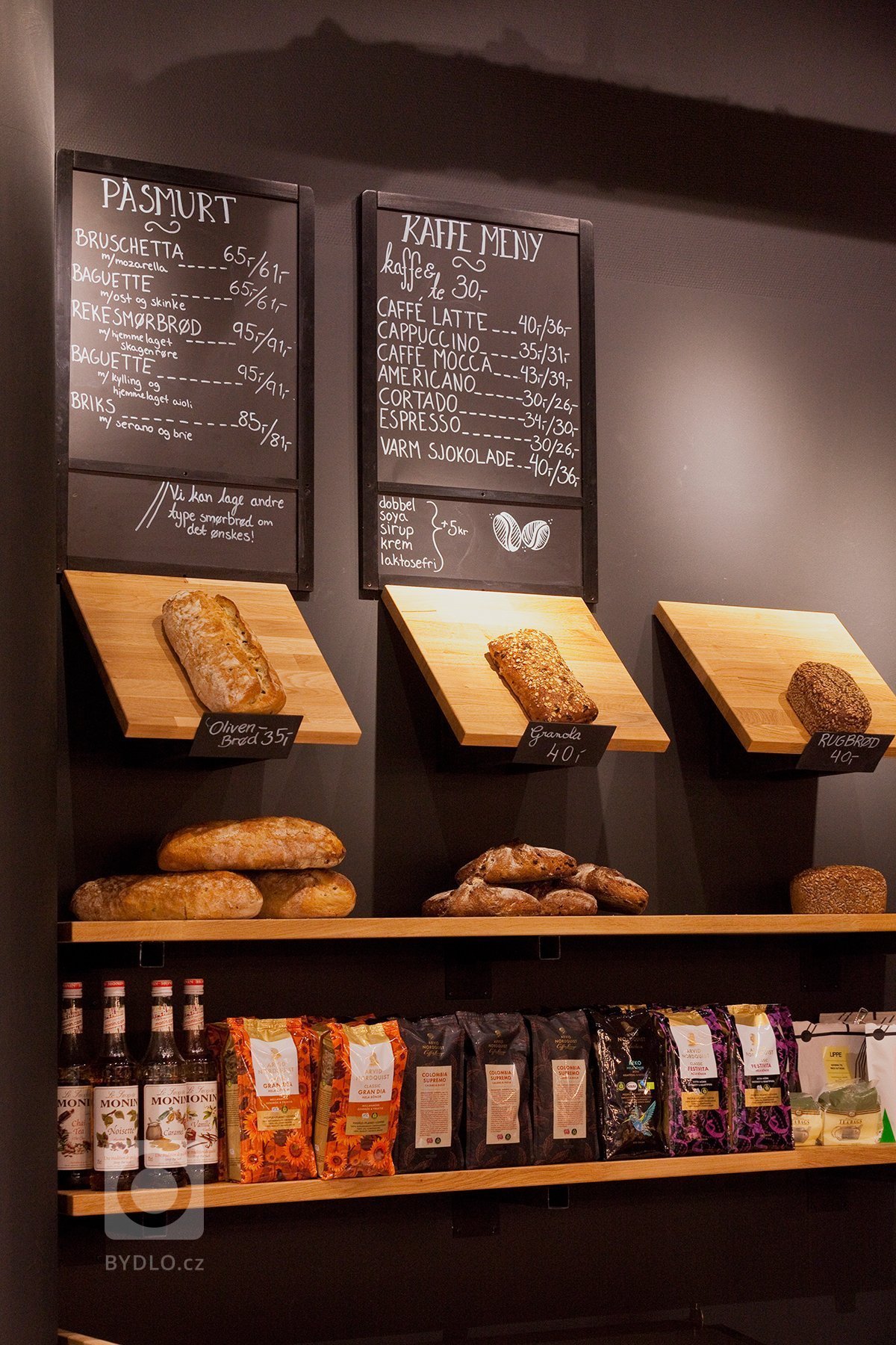 Kavárna Kanel se nachází v nákupním centru, od něhož ji odděluje na míru vyráběná tmavě modrá stěna s okny imitující klasickou venkovní fasádu. Bistro je…