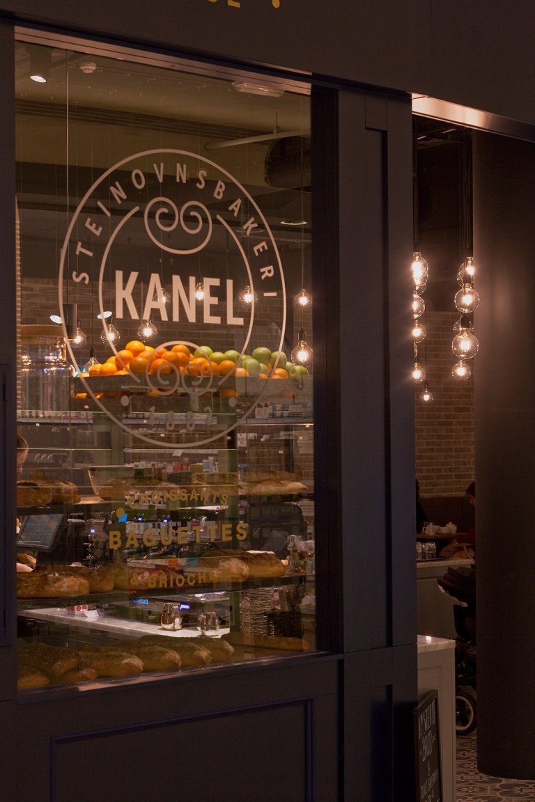 Kavárna Kanel se nachází v nákupním centru, od něhož ji odděluje na míru vyráběná tmavě modrá stěna s okny imitující klasickou venkovní fasádu. Bistro je…