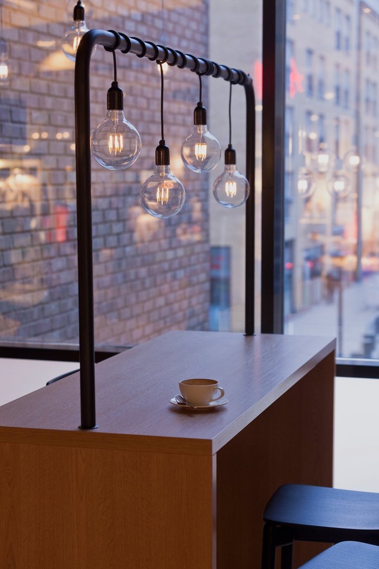 Kavárna Kanel se nachází v nákupním centru, od něhož ji odděluje na míru vyráběná tmavě modrá stěna s okny imitující klasickou venkovní fasádu. Bistro je…