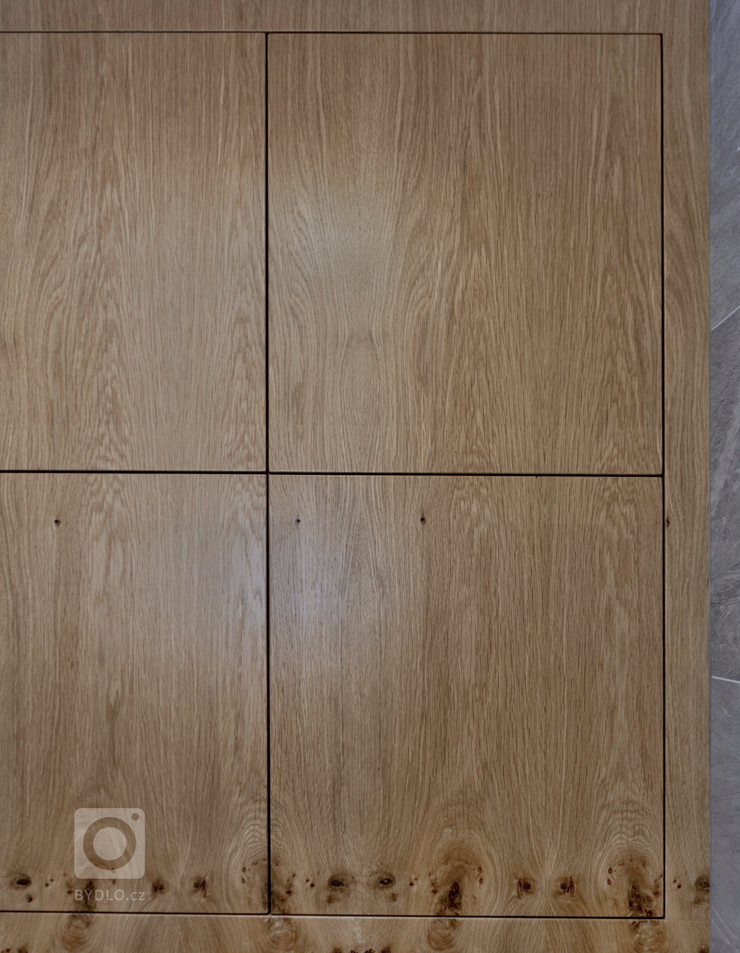 Rodinný dům ve Starých Hodějovicích má za úkol dobře sloužit početné rodině. I proto byl důraz kladen zejména na funkčnost. Soukromé pokoje jsou vybaveny…