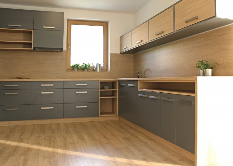 Rodinný dům je navržen jako jednoduchý bungalow. Obytná plocha 150 m2 je rozdělena mezi velkorysý obytný pokoj s&nbsp;kuchyní a menší ložnice. Orientace budovy…