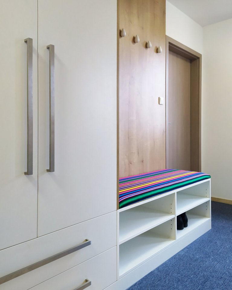 Rodinný dům je navržen jako jednoduchý bungalow. Obytná plocha 150 m2 je rozdělena mezi velkorysý obytný pokoj s&nbsp;kuchyní a menší ložnice. Orientace budovy…