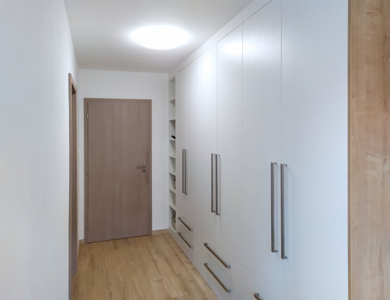 Rodinný dům je navržen jako jednoduchý bungalow. Obytná plocha 150 m2 je rozdělena mezi velkorysý obytný pokoj s&nbsp;kuchyní a menší ložnice. Orientace budovy…
