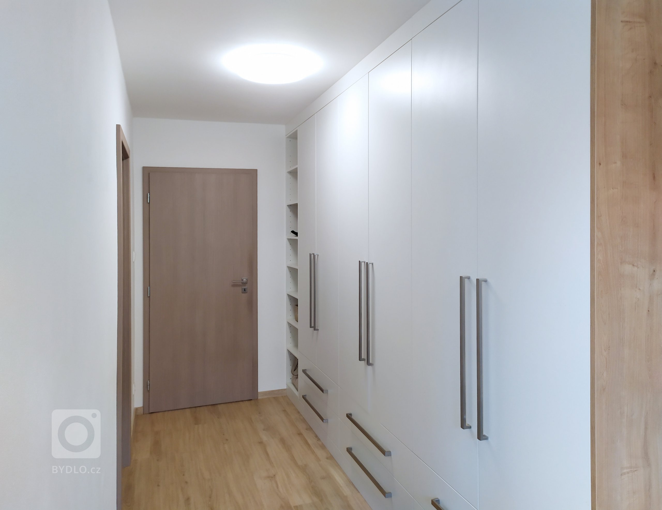 Rodinný dům je navržen jako jednoduchý bungalow. Obytná plocha 150 m2 je rozdělena mezi velkorysý obytný pokoj s&nbsp;kuchyní a menší ložnice. Orientace budovy…