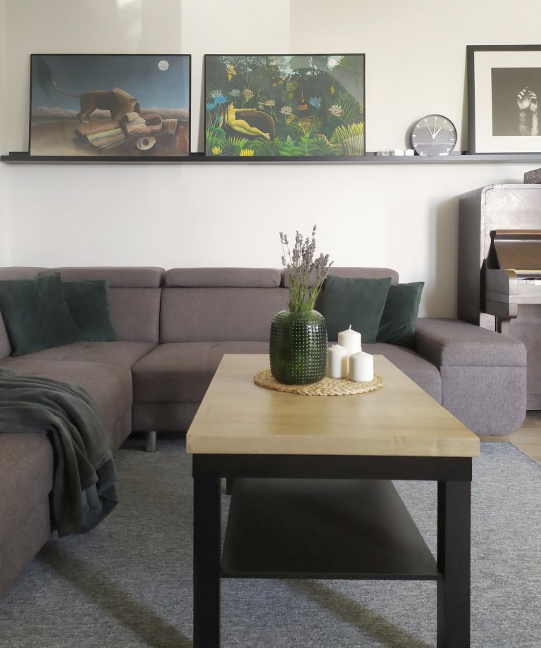 Rodinný dům je navržen jako jednoduchý bungalow. Obytná plocha 150 m2 je rozdělena mezi velkorysý obytný pokoj s&nbsp;kuchyní a menší ložnice. Orientace budovy…