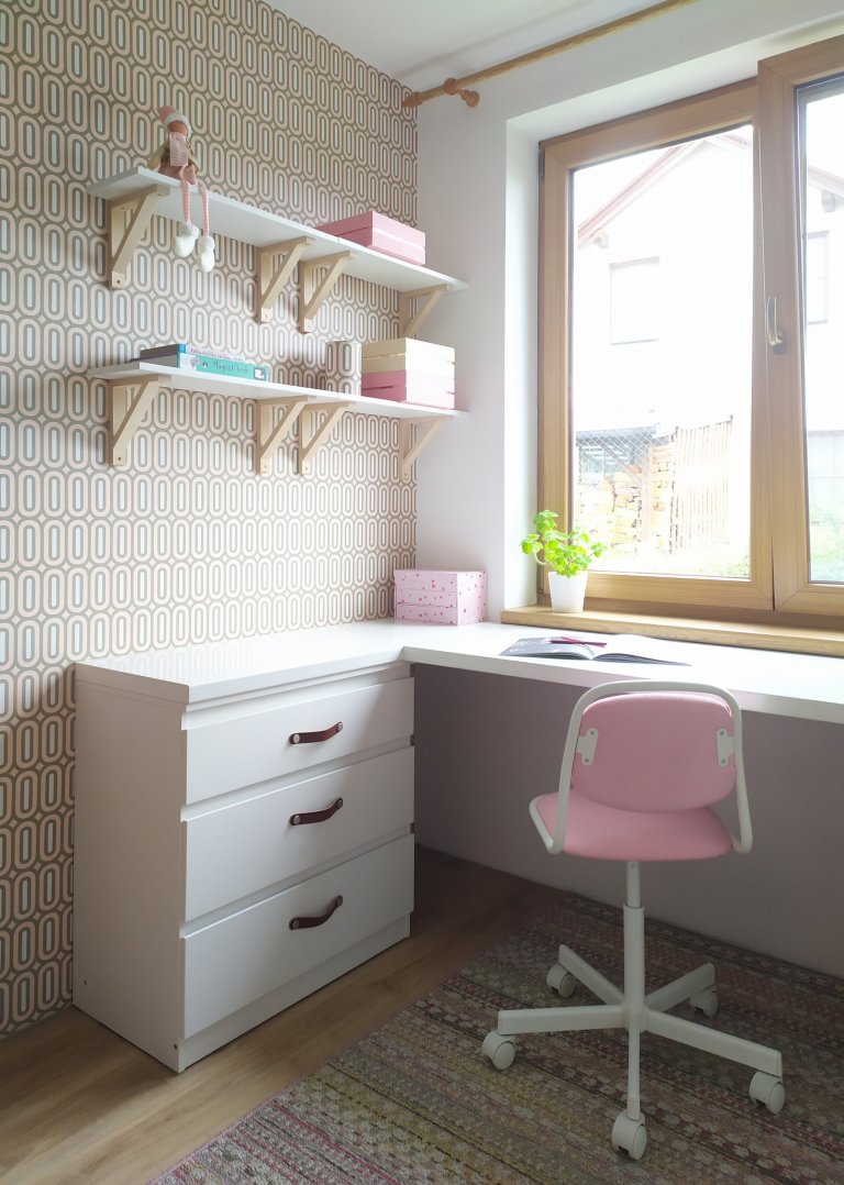 Rodinný dům je navržen jako jednoduchý bungalow. Obytná plocha 150 m2 je rozdělena mezi velkorysý obytný pokoj s&nbsp;kuchyní a menší ložnice. Orientace budovy…