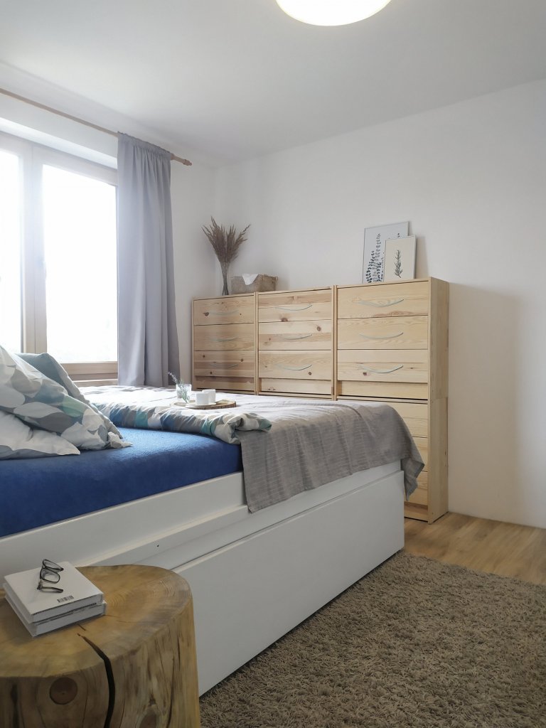 Rodinný dům je navržen jako jednoduchý bungalow. Obytná plocha 150 m2 je rozdělena mezi velkorysý obytný pokoj s&nbsp;kuchyní a menší ložnice. Orientace budovy…