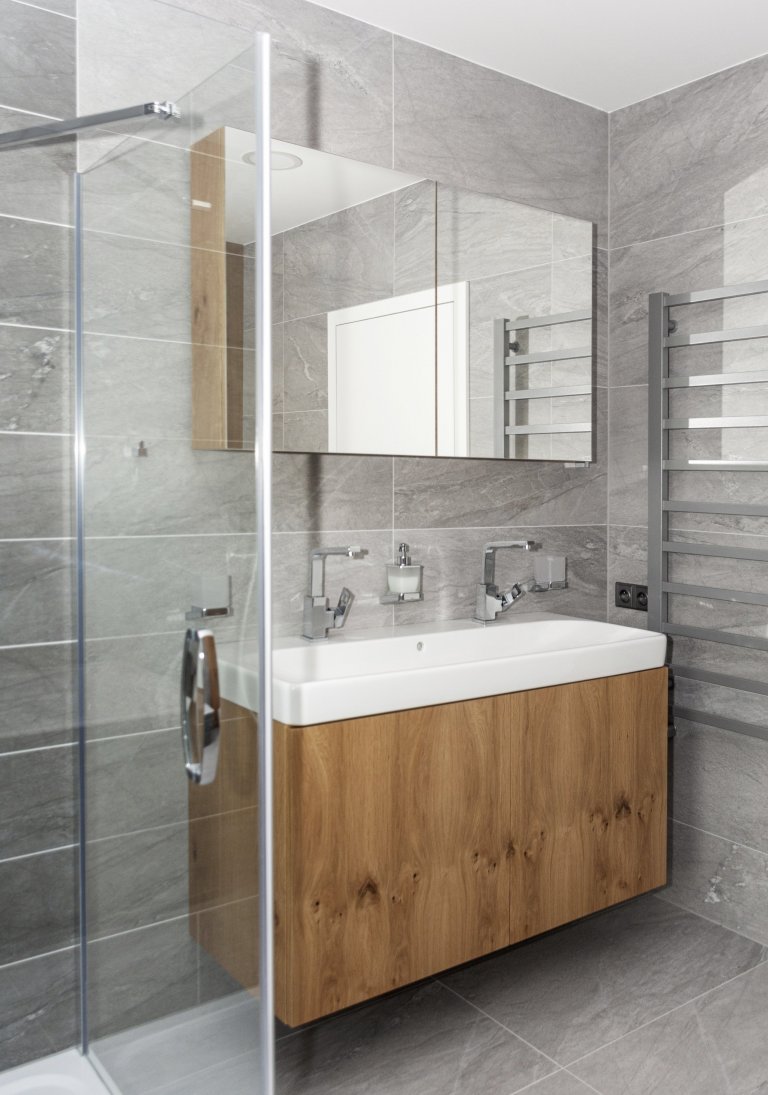 Rodinný dům ve Starých Hodějovicích má za úkol dobře sloužit početné rodině. I proto byl důraz kladen zejména na funkčnost. Soukromé pokoje jsou vybaveny…