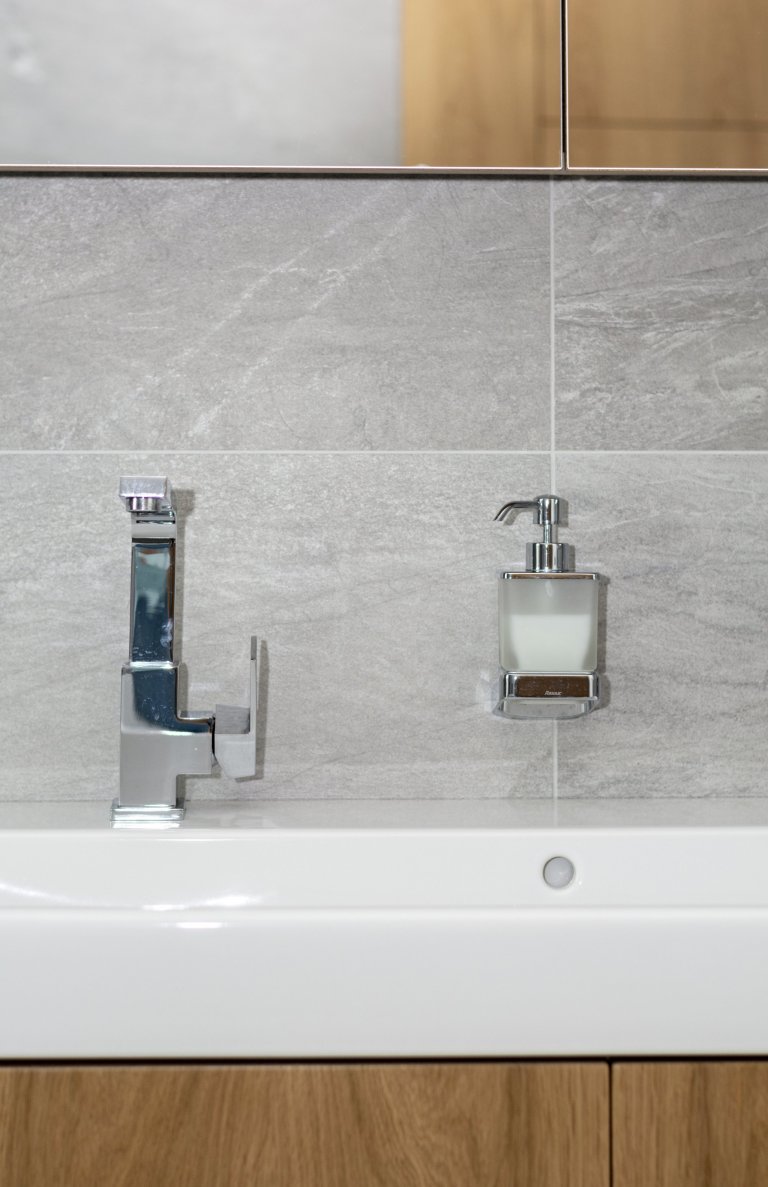 Rodinný dům ve Starých Hodějovicích má za úkol dobře sloužit početné rodině. I proto byl důraz kladen zejména na funkčnost. Soukromé pokoje jsou vybaveny…