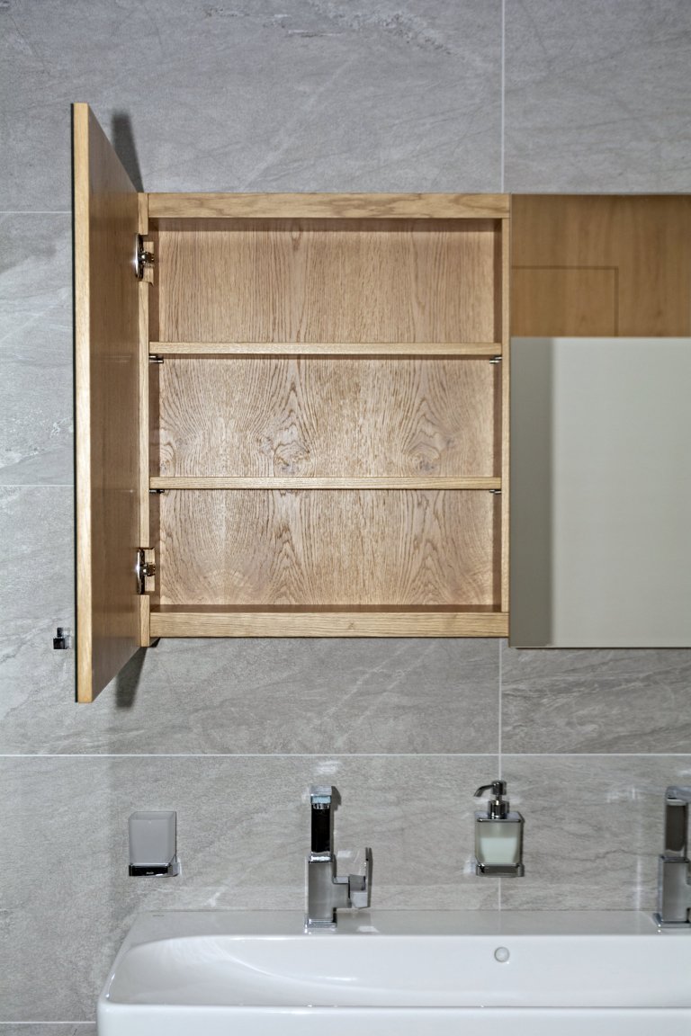 Rodinný dům ve Starých Hodějovicích má za úkol dobře sloužit početné rodině. I proto byl důraz kladen zejména na funkčnost. Soukromé pokoje jsou vybaveny…