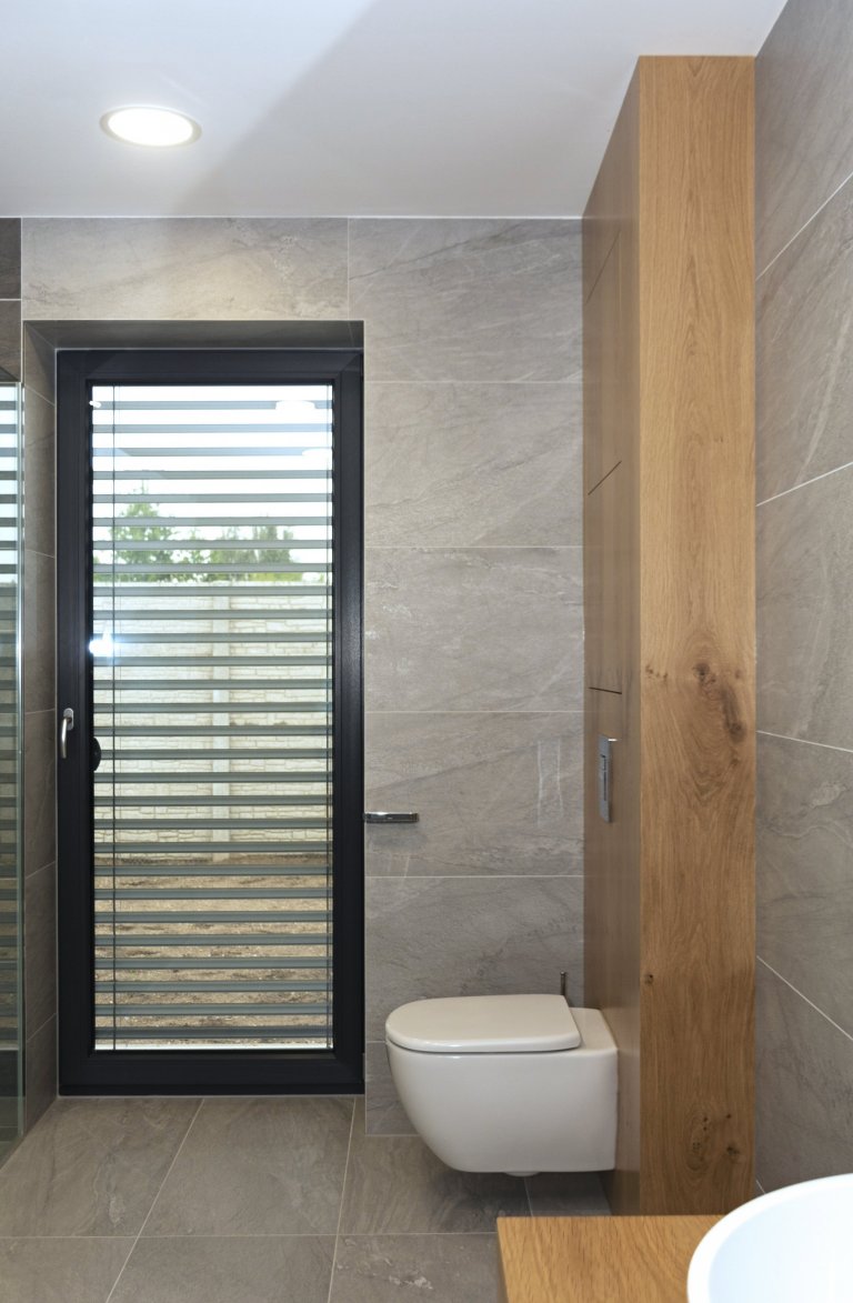 Rodinný dům ve Starých Hodějovicích má za úkol dobře sloužit početné rodině. I proto byl důraz kladen zejména na funkčnost. Soukromé pokoje jsou vybaveny…