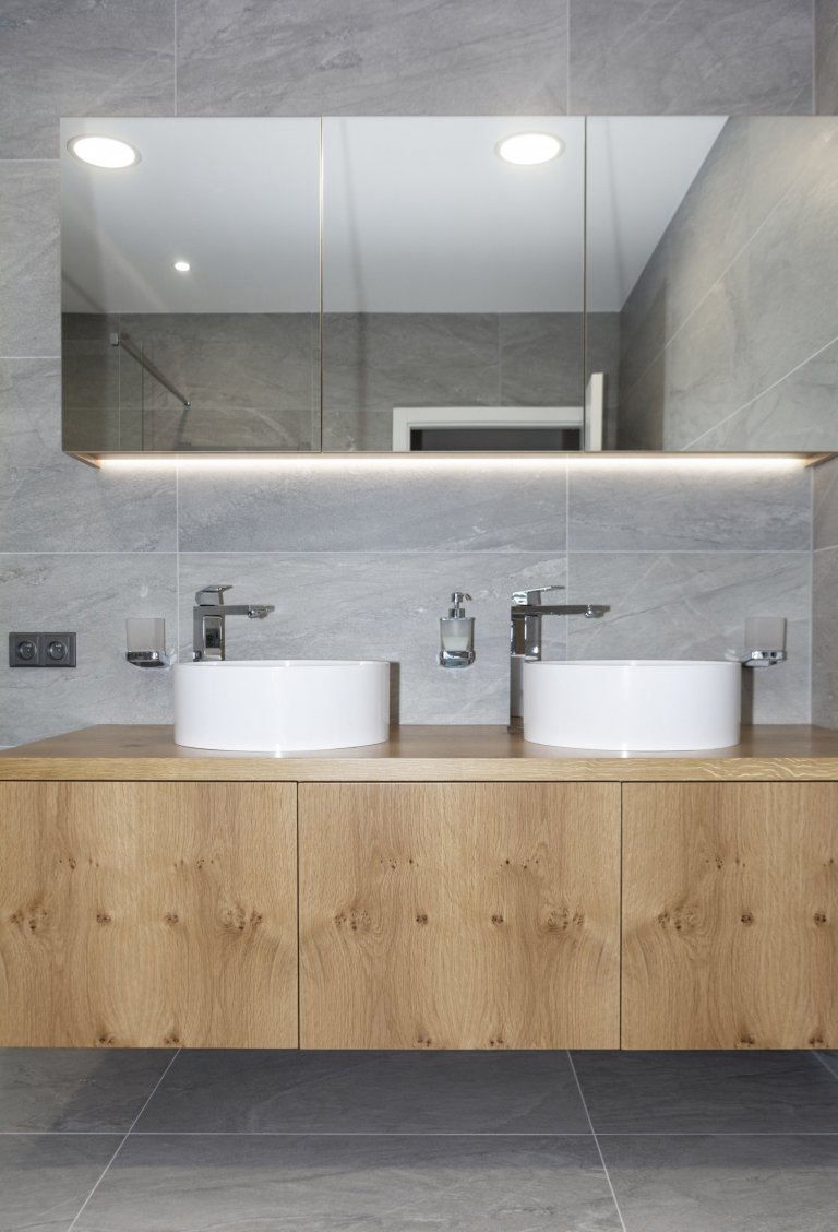 Rodinný dům ve Starých Hodějovicích má za úkol dobře sloužit početné rodině. I proto byl důraz kladen zejména na funkčnost. Soukromé pokoje jsou vybaveny…