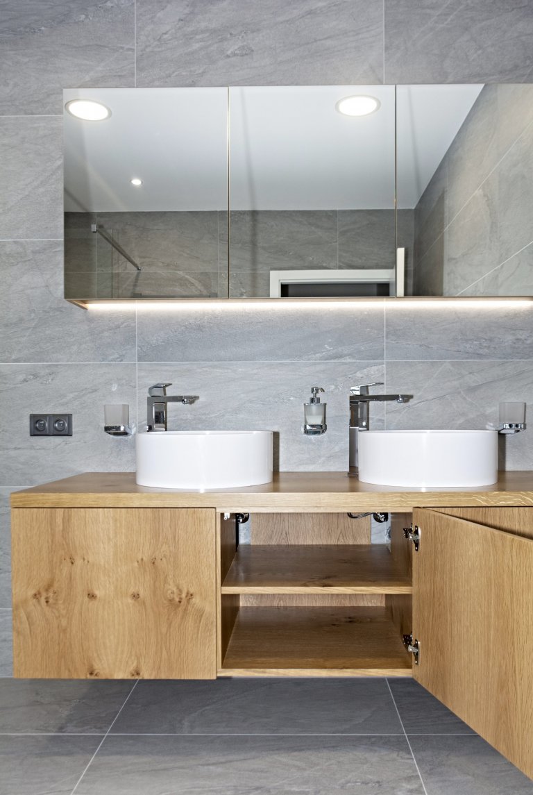 Rodinný dům ve Starých Hodějovicích má za úkol dobře sloužit početné rodině. I proto byl důraz kladen zejména na funkčnost. Soukromé pokoje jsou vybaveny…