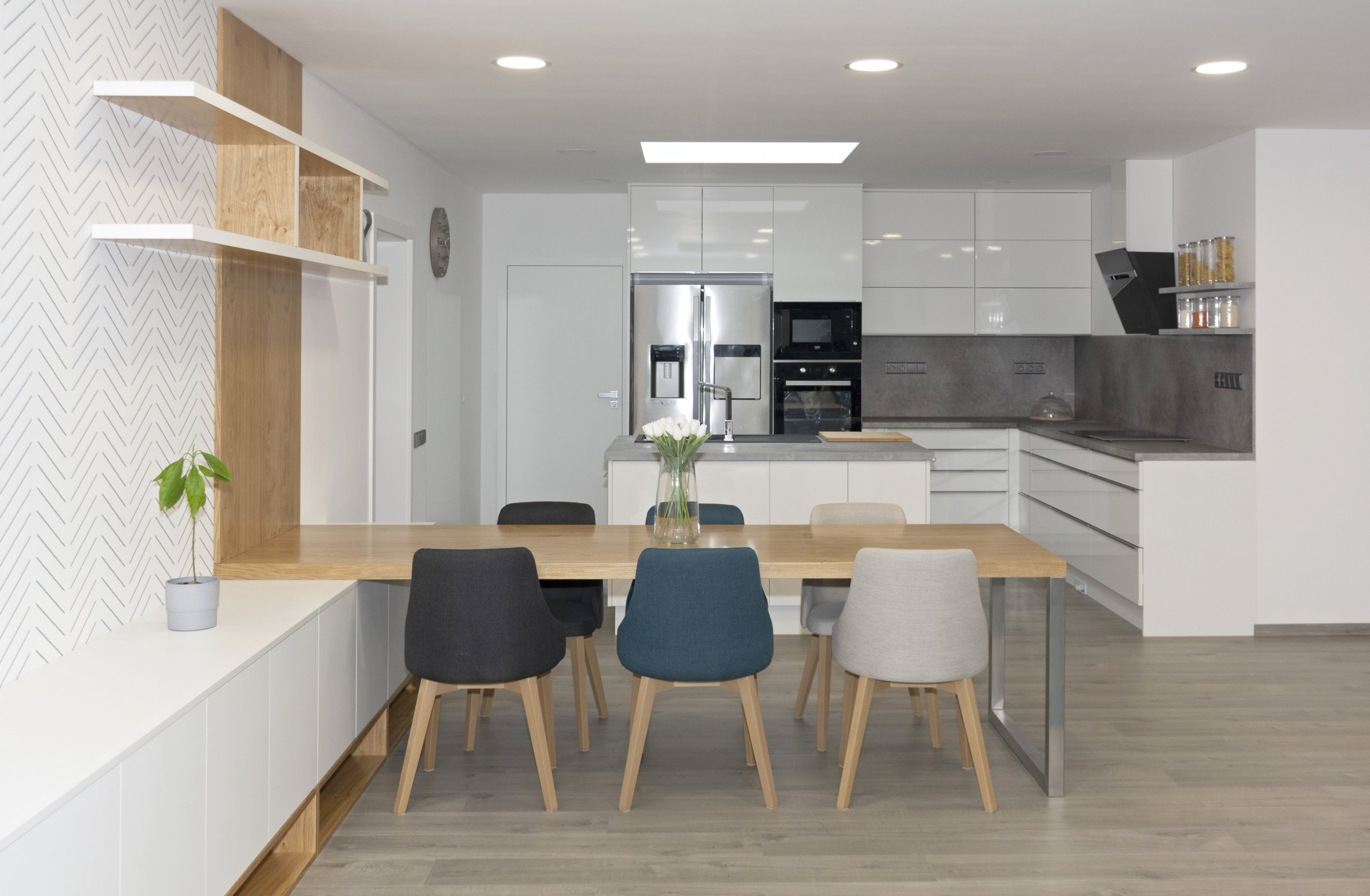 Rodinný dům ve Starých Hodějovicích má za úkol dobře sloužit početné rodině. I proto byl důraz kladen zejména na funkčnost. Soukromé pokoje jsou vybaveny…