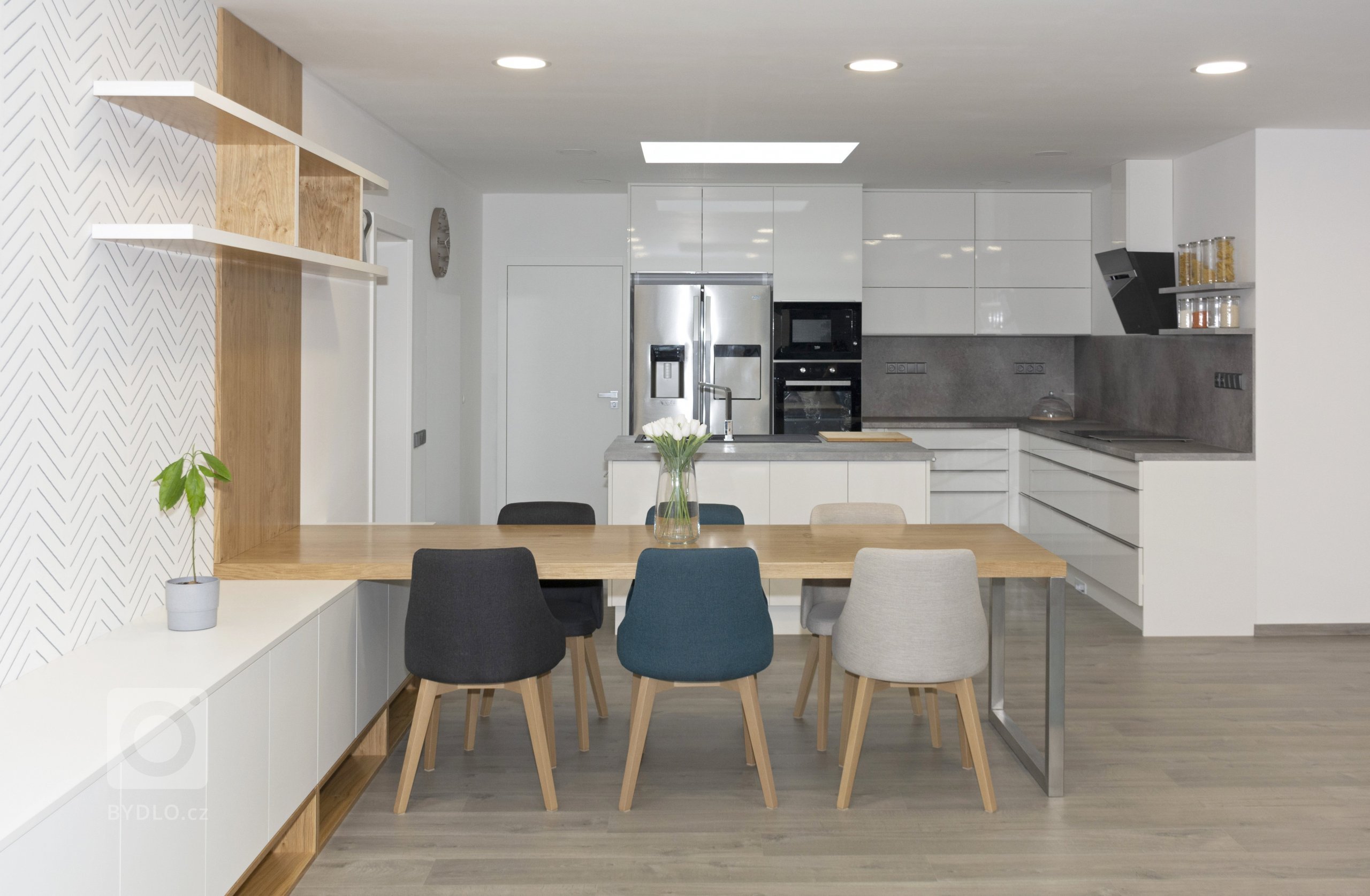 Rodinný dům ve Starých Hodějovicích má za úkol dobře sloužit početné rodině. I proto byl důraz kladen zejména na funkčnost. Soukromé pokoje jsou vybaveny…