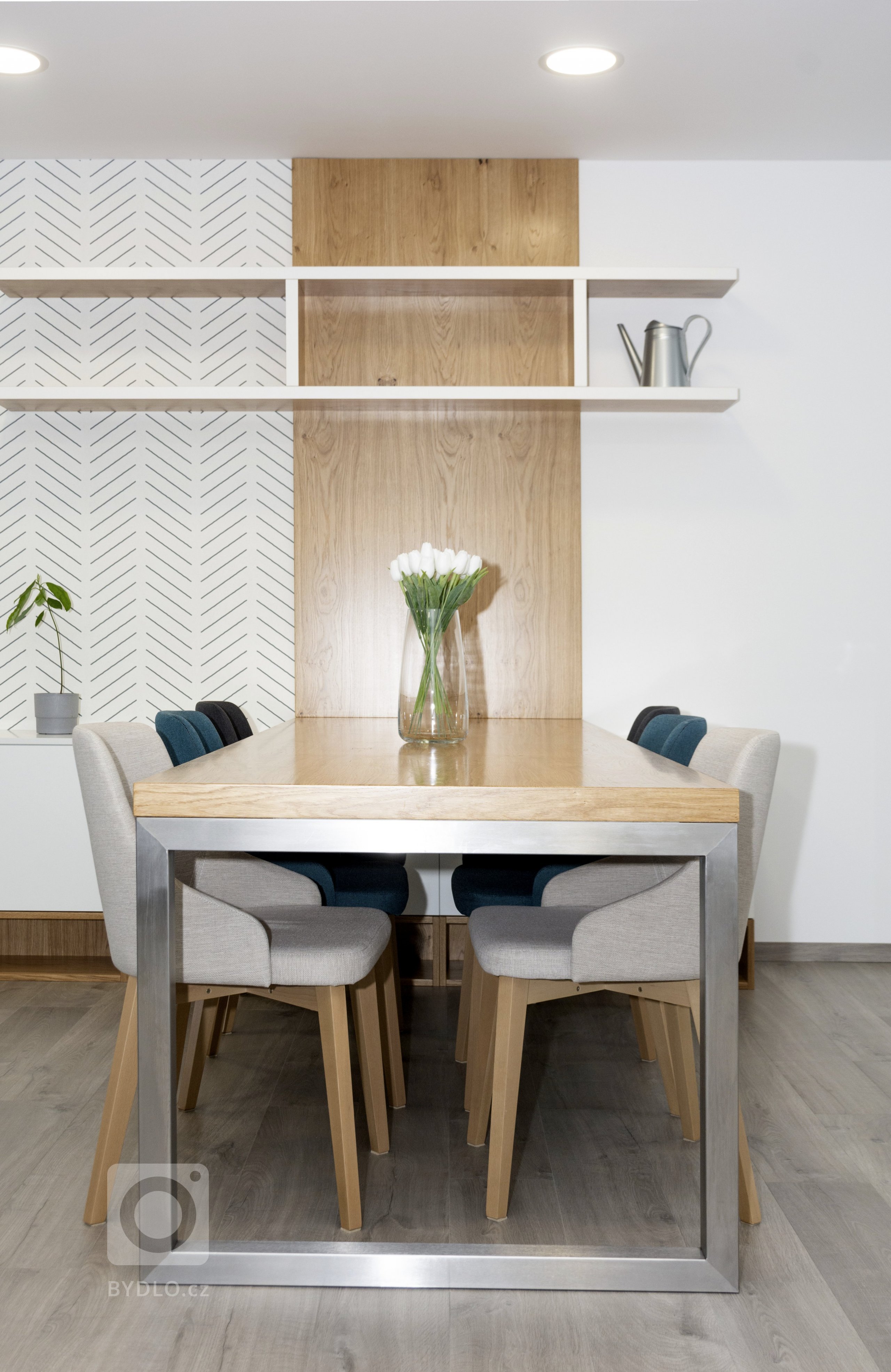 Rodinný dům ve Starých Hodějovicích má za úkol dobře sloužit početné rodině. I proto byl důraz kladen zejména na funkčnost. Soukromé pokoje jsou vybaveny…