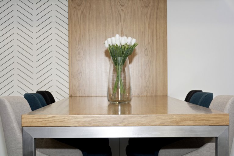 Rodinný dům ve Starých Hodějovicích má za úkol dobře sloužit početné rodině. I proto byl důraz kladen zejména na funkčnost. Soukromé pokoje jsou vybaveny…