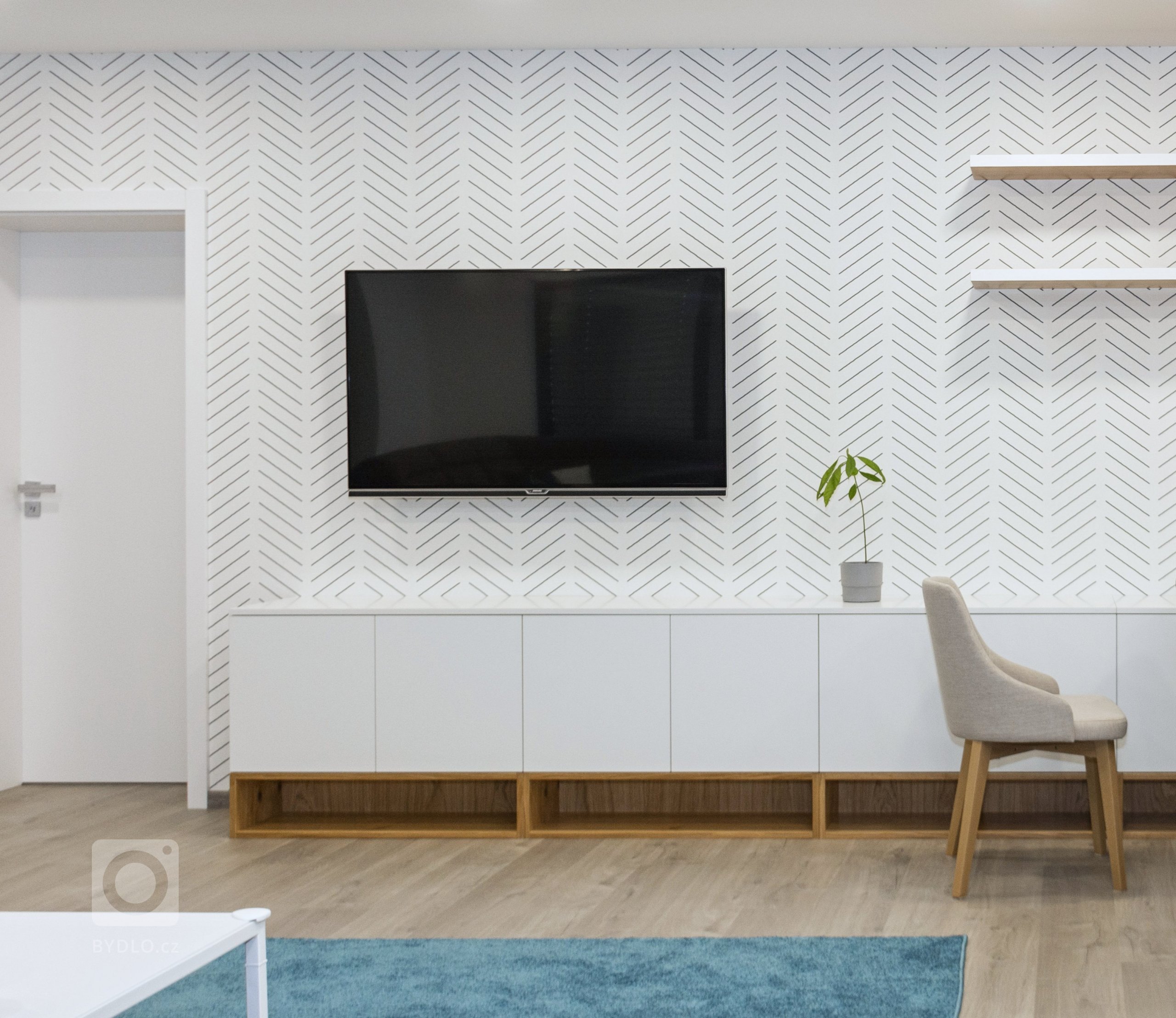 Rodinný dům ve Starých Hodějovicích má za úkol dobře sloužit početné rodině. I proto byl důraz kladen zejména na funkčnost. Soukromé pokoje jsou vybaveny…