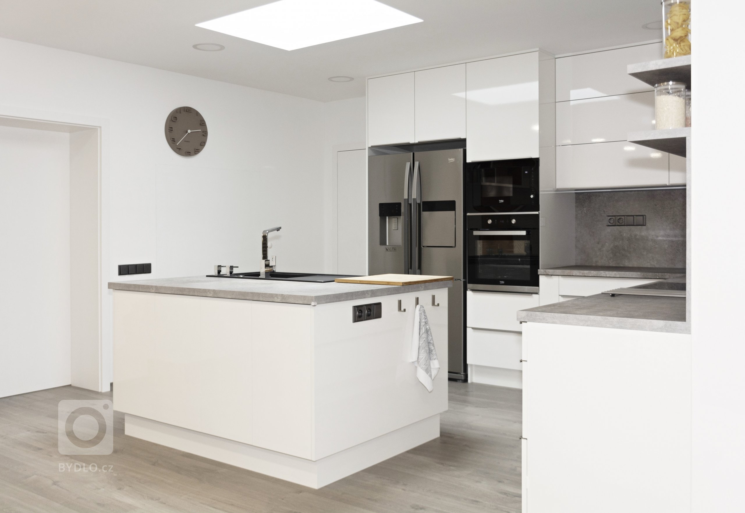 Rodinný dům ve Starých Hodějovicích má za úkol dobře sloužit početné rodině. I proto byl důraz kladen zejména na funkčnost. Soukromé pokoje jsou vybaveny…