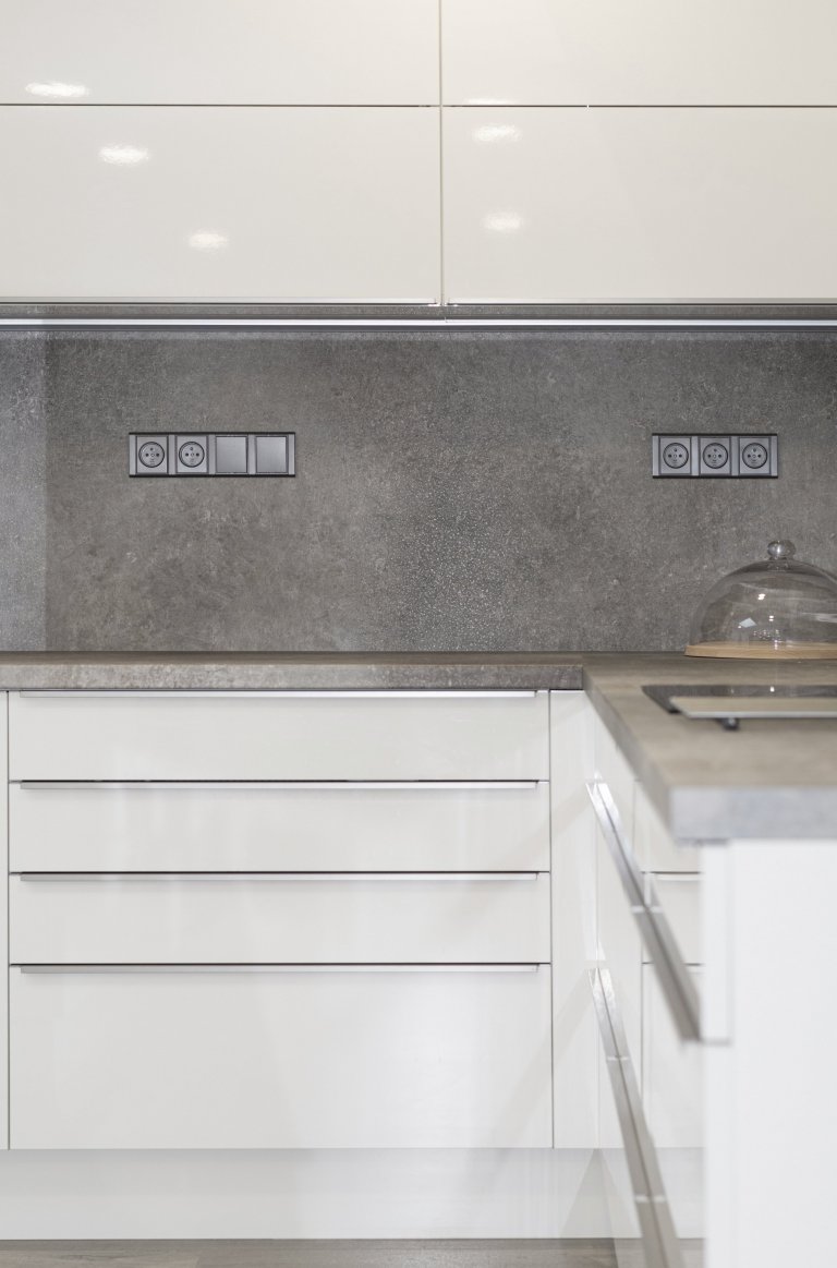 Rodinný dům ve Starých Hodějovicích má za úkol dobře sloužit početné rodině. I proto byl důraz kladen zejména na funkčnost. Soukromé pokoje jsou vybaveny…