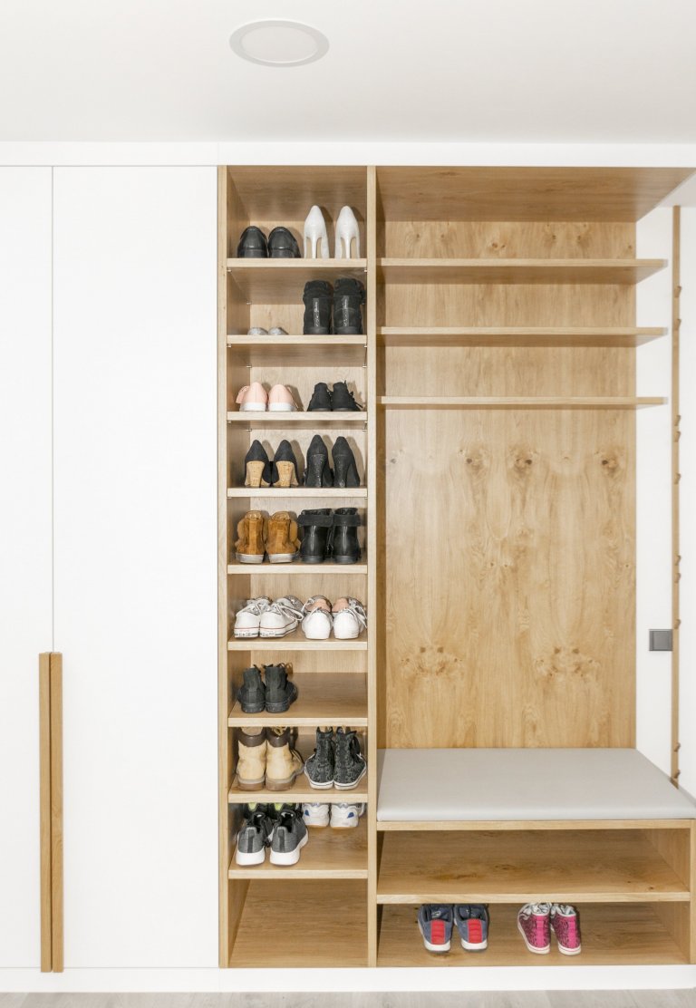 Rodinný dům ve Starých Hodějovicích má za úkol dobře sloužit početné rodině. I proto byl důraz kladen zejména na funkčnost. Soukromé pokoje jsou vybaveny…