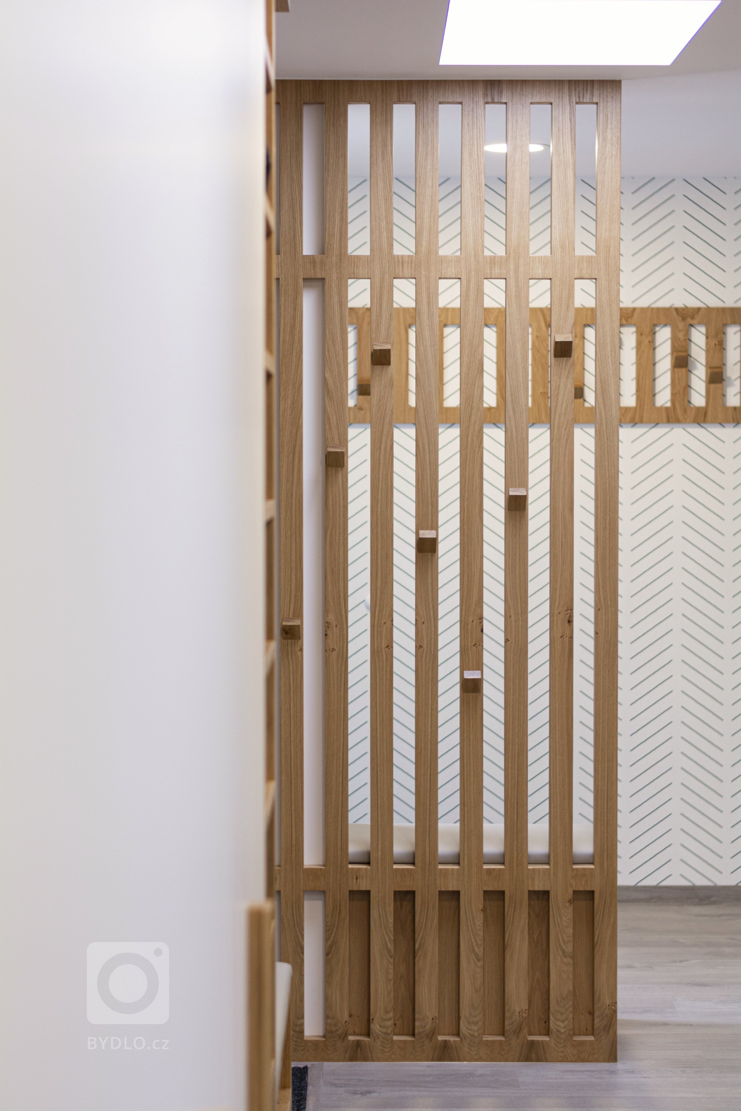 Rodinný dům ve Starých Hodějovicích má za úkol dobře sloužit početné rodině. I proto byl důraz kladen zejména na funkčnost. Soukromé pokoje jsou vybaveny…