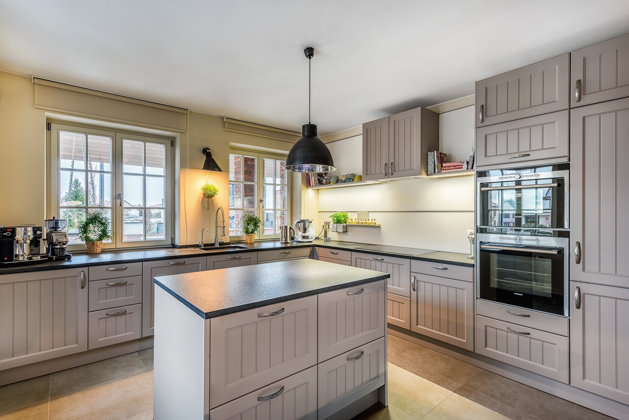 Realizace velmi pěkné rustikální kuchyňské linky s kamennou deskou v rodinném domu v Plzni. Velice dobrá spolupráce s majiteli vedla k tomuto velice pěknému…