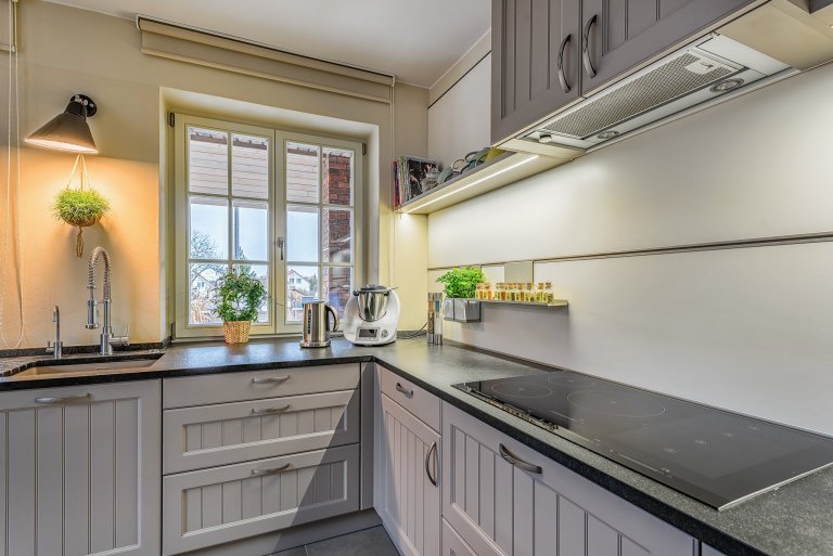 Realizace velmi pěkné rustikální kuchyňské linky s kamennou deskou v rodinném domu v Plzni. Velice dobrá spolupráce s majiteli vedla k tomuto velice pěknému…