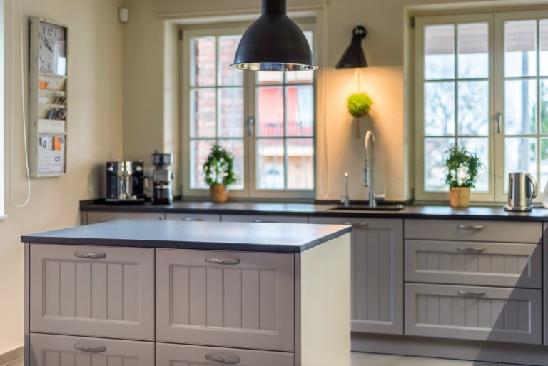 Realizace velmi pěkné rustikální kuchyňské linky s kamennou deskou v rodinném domu v Plzni. Velice dobrá spolupráce s majiteli vedla k tomuto velice pěknému…