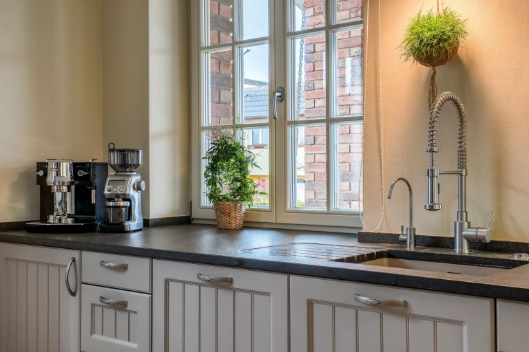 Realizace velmi pěkné rustikální kuchyňské linky s kamennou deskou v rodinném domu v Plzni. Velice dobrá spolupráce s majiteli vedla k tomuto velice pěknému…