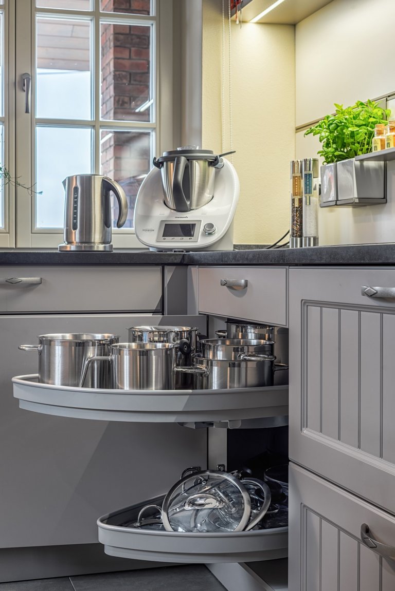 Realizace velmi pěkné rustikální kuchyňské linky s kamennou deskou v rodinném domu v Plzni. Velice dobrá spolupráce s majiteli vedla k tomuto velice pěknému…