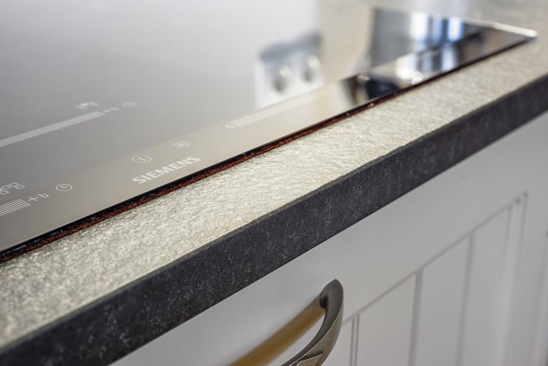 Realizace velmi pěkné rustikální kuchyňské linky s kamennou deskou v rodinném domu v Plzni. Velice dobrá spolupráce s majiteli vedla k tomuto velice pěknému…