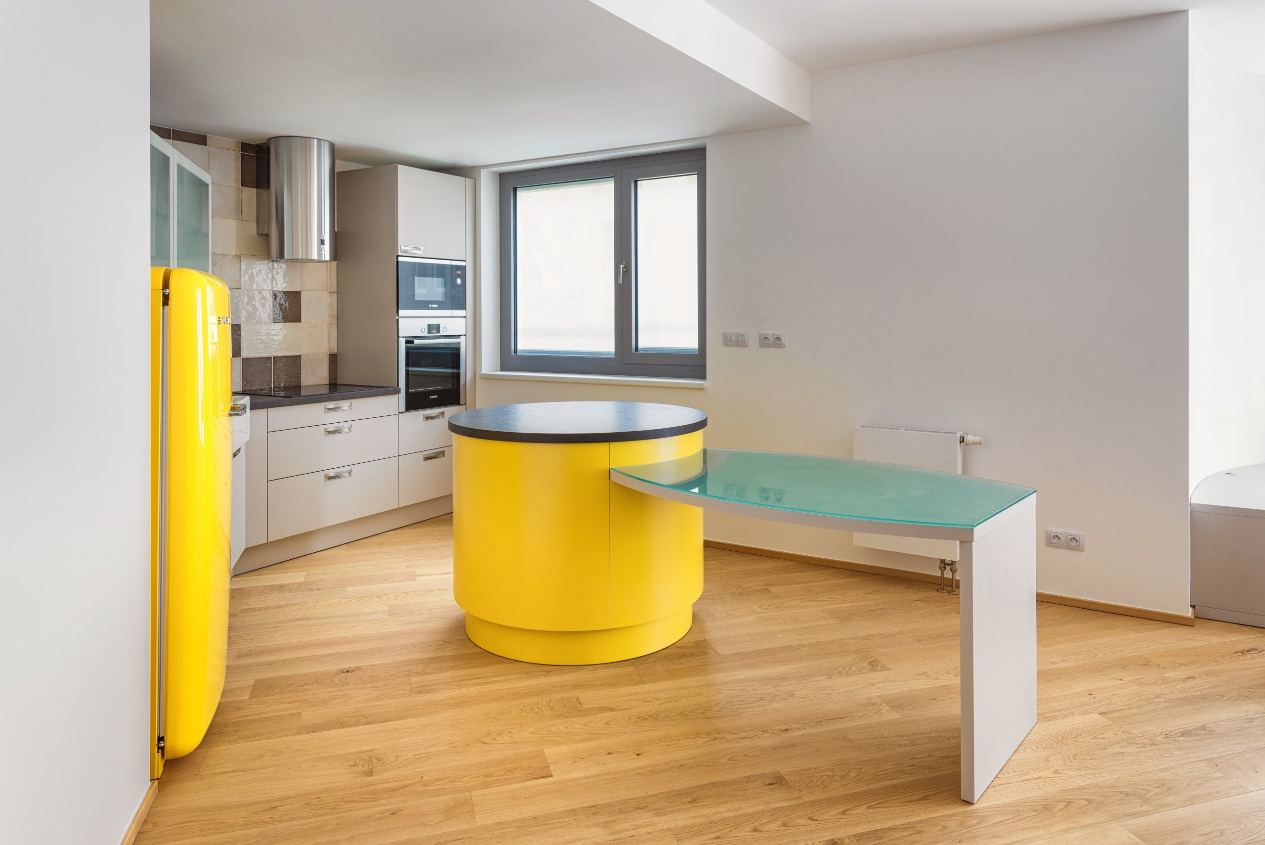 Realizace interiéru dle požadavku interiérového designera. Dodávka kuchyně značka schüller se spotřebiči BOSCH a SMEG. Realizace atypického lakovaného…