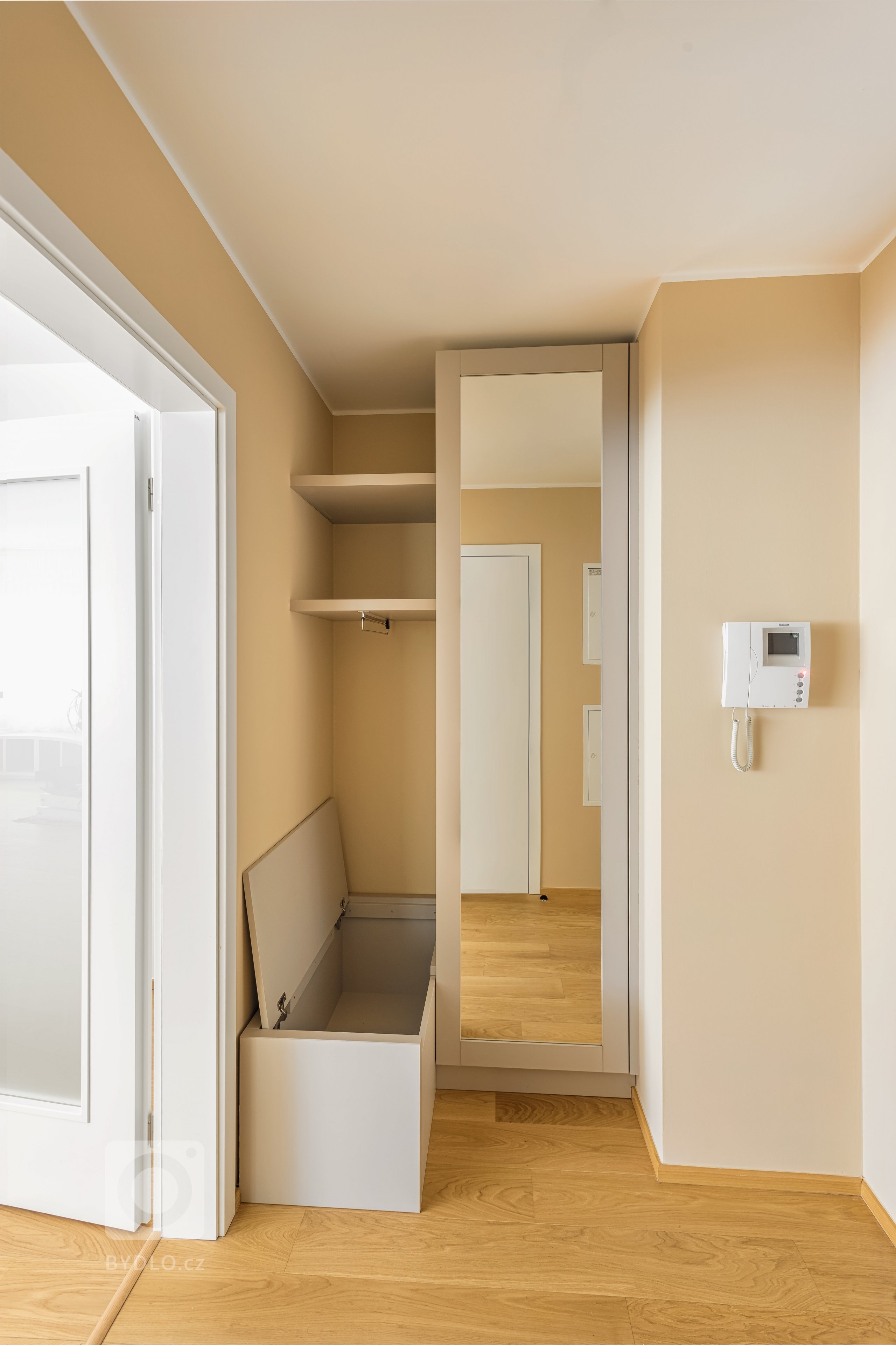 Realizace interiéru dle požadavku interiérového designera. Dodávka kuchyně značka schüller se spotřebiči BOSCH a SMEG. Realizace atypického lakovaného…