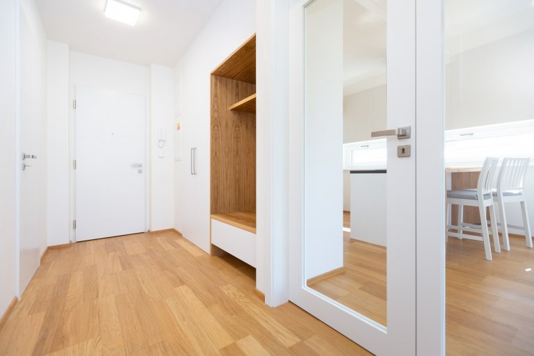 Malé byty obvykle bojují s nedostatkem&nbsp;úložných prostor. Naše řešení spočívá v důmyslném systému skříní na míru, který se opírá o&nbsp;potřeby zákazníka.…